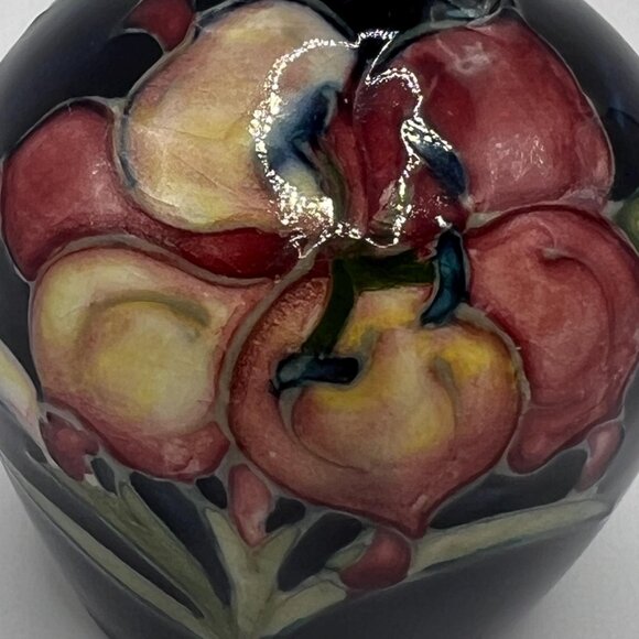 Moorcroft cobalt blue freesia Pattern mini Vase 4” tall  stamped Moorcroft - Picture 4 of 7